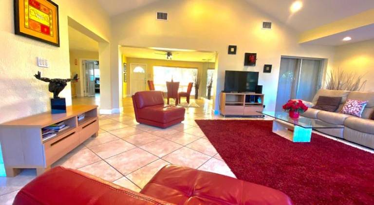 Ample vacation home with pool | Pets allowed — photo 2