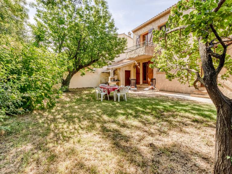 House with barbeque, yard & terrace — photo 2