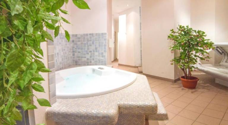 Pleasant serviced apartment with pool, terrace & jacuzzi | Next to the ski | Perfect for remote work | Pets allowed — photo 2