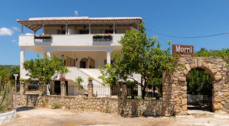Rental apartment with patio, barbecue & yard in Pylos-Nestoras