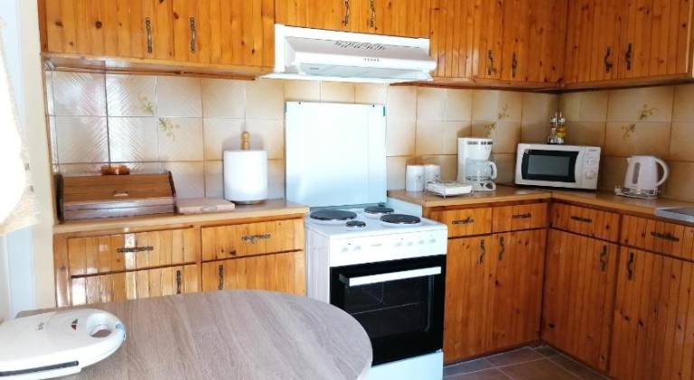 Vacation home with patio, yard & barbecue — photo 2