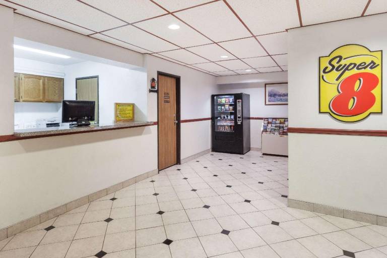 Super 8 By Wyndham Winchester Va — photo 4