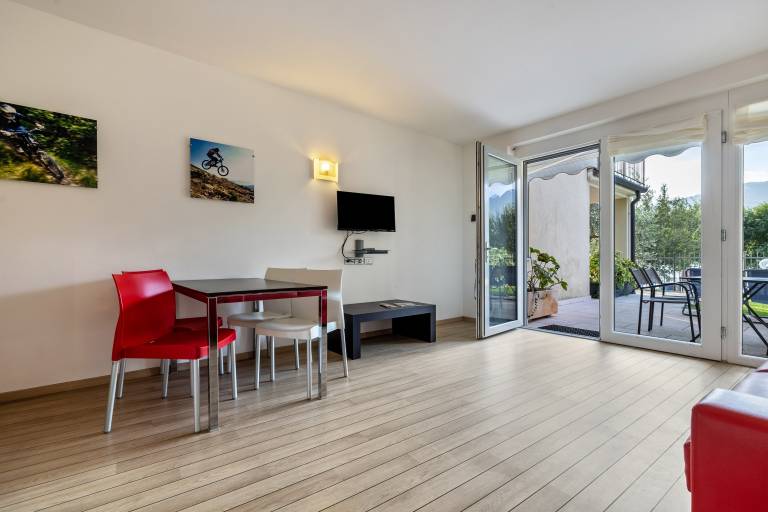 Apartment 'Bilocale 4 Persone Villa Treccani' with Lake View, Wi-Fi and Air Conditioning — photo 4