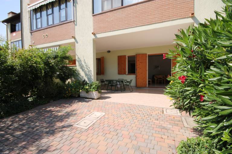 Holiday apartment with garden | Garden view — photo 4