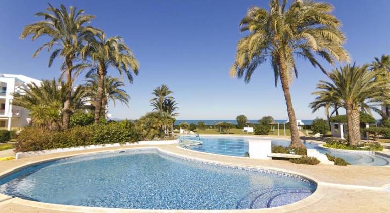 Rental apartment with terrace, garden & pool in Denia