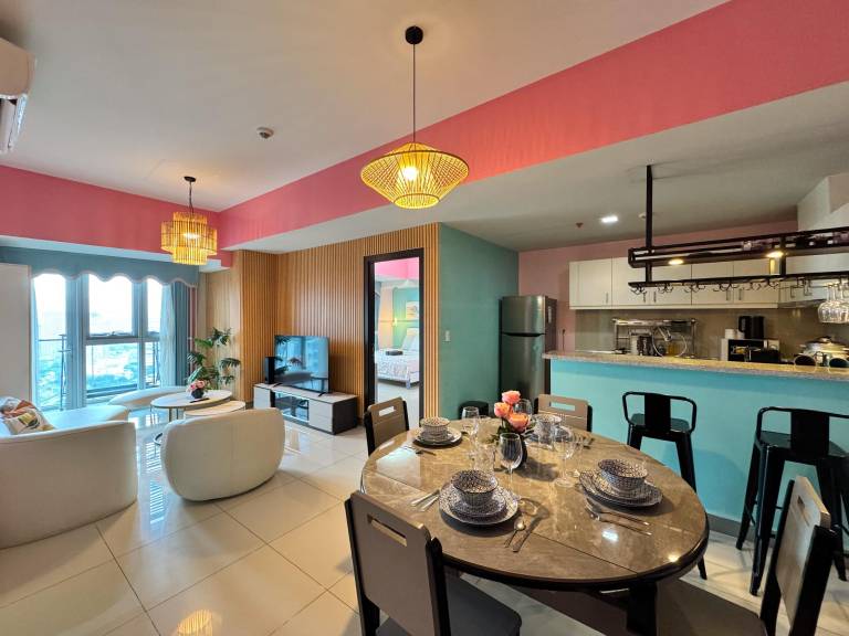 Spacious serviced apartment with yard, pool & patio | Pet-friendly — photo 3