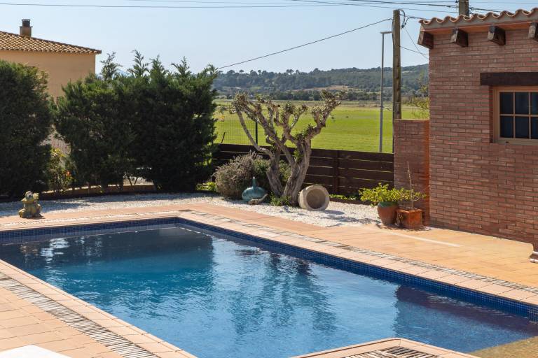 Vacation home with yard, barbecue & terrace in L'Escala