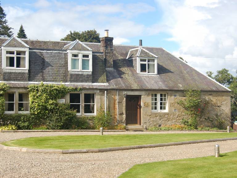 Children-friendly lovely cottage with BBQ & yard | River view | Pet-friendly in Perth