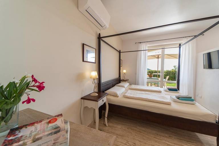 Holiday apartment with pool, patio & garden | Pets allowed — photo 4