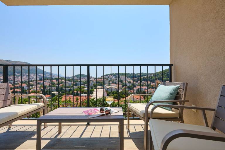 Rental apartment with patio — photo 4