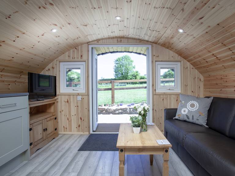 Cottage with barbecue & yard | River view — photo 3
