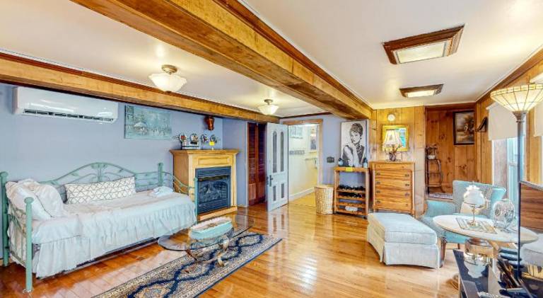 House with jacuzzi — photo 2