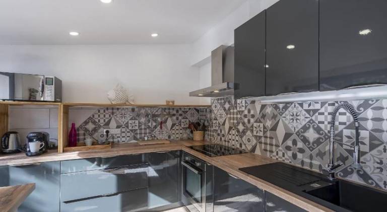 Beautiful serviced apartment with patio | Beach nearby | Pets allowed — photo 5