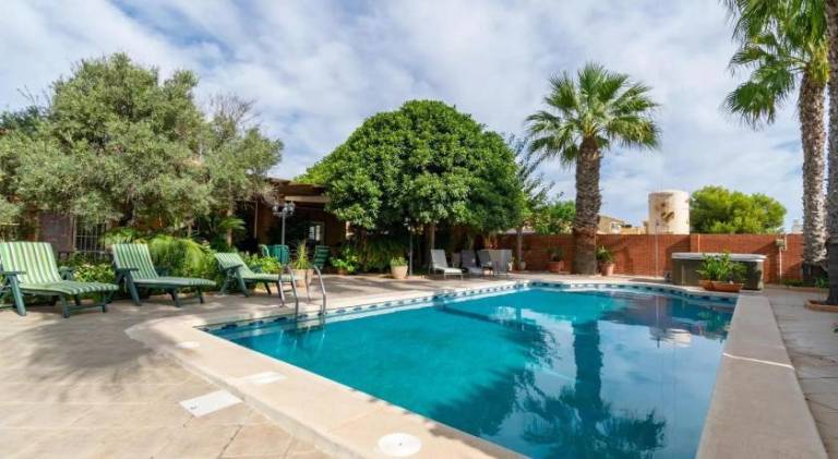 Fully equipped ample villa with patio, pool & grill | Next to the beach | Perfect for remote work | Pets are welcome in Cartagena