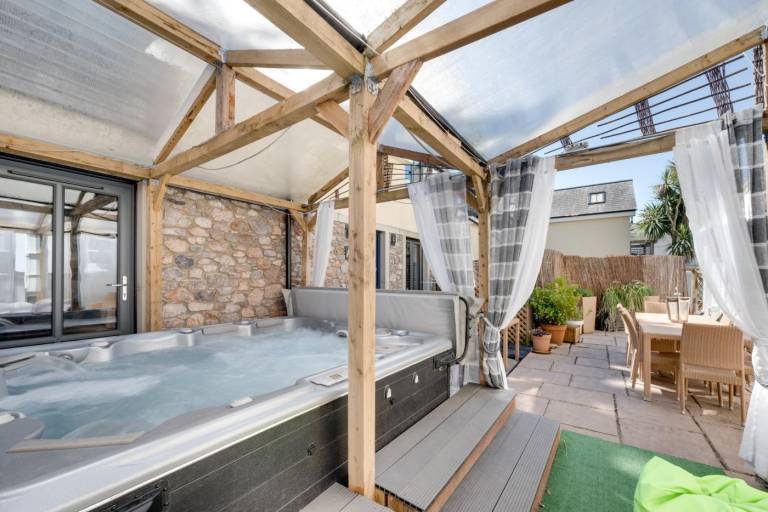 Cottage with yard, patio & jacuzzi in Paignton