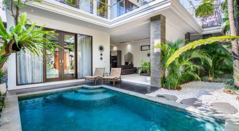Villa with pool — photo 2