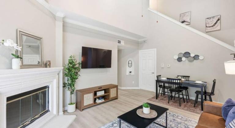 Chick modern Haven Elegant stay with modern views — photo 2