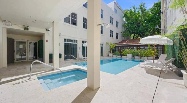Serviced apartment with garden, jacuzzi & pool | Next to the beach | Pets are welcome — photo 4