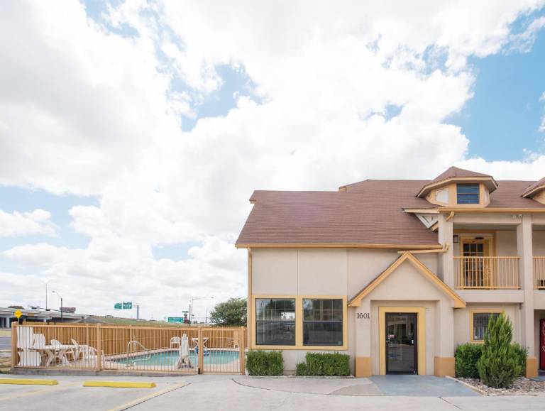 Howard Johnson by Wyndham San Marcos in San Marcos, TX