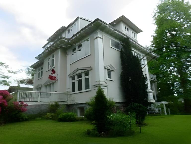 Balfour House