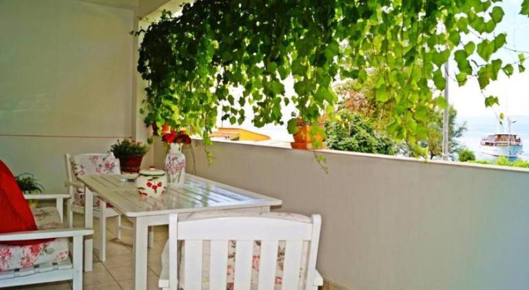 Holiday apartment with 1 room for 5 persons in Podstrana