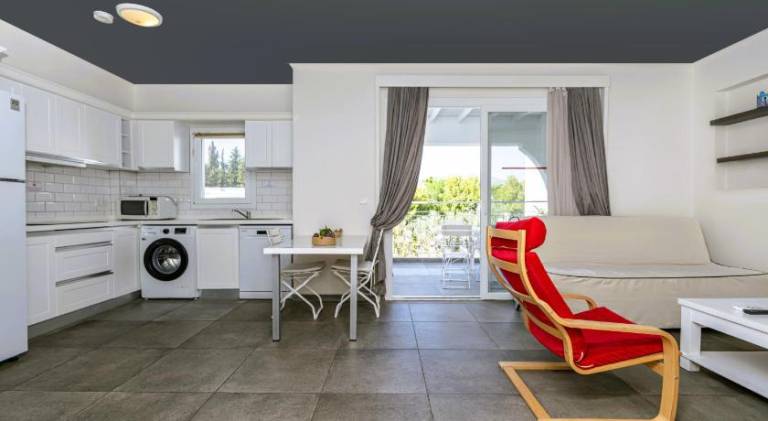 Serviced apartment with yard, pool & patio — photo 2