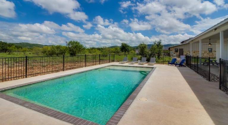 Vacation home with pool — photo 5