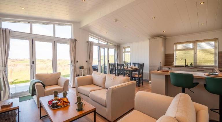 Countryside Lodge Retreat on Golf Course in Dartmouth