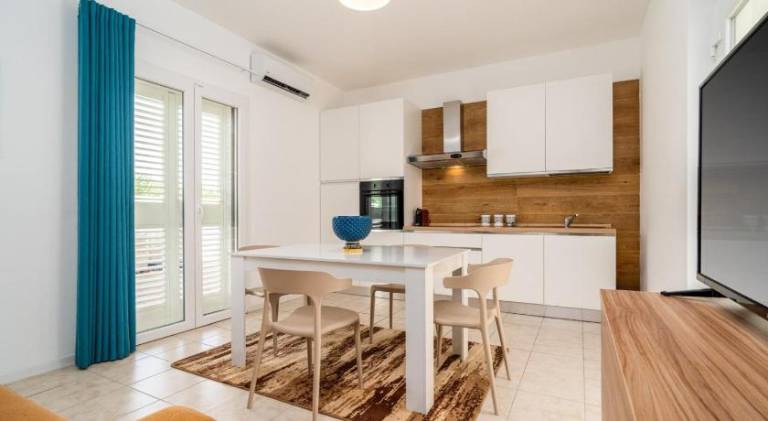 Villa with hot tub & pool | Close to the beach | Pet-friendly — photo 2