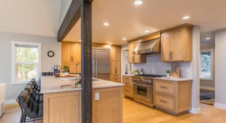 The Gem Estate by AvantStay Modern Farmhouse w Lavender Fields Hot Tub — photo 4