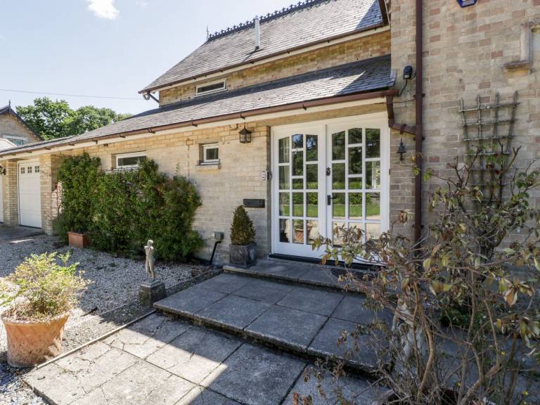 Cottage with yard — photo 3