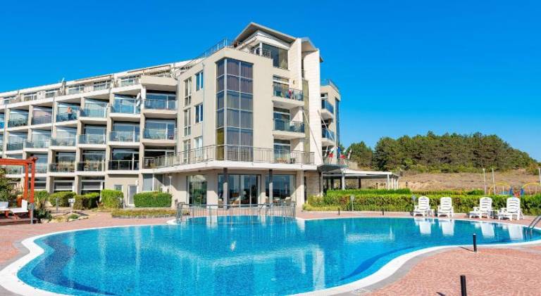 Serviced apartment with pool, patio & sauna | Beach nearby | Perfect for remote work | Pet-friendly — photo 2