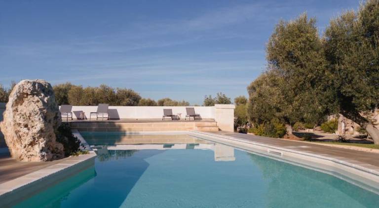 Rental apartment with yard, BBQ & pool — photo 3