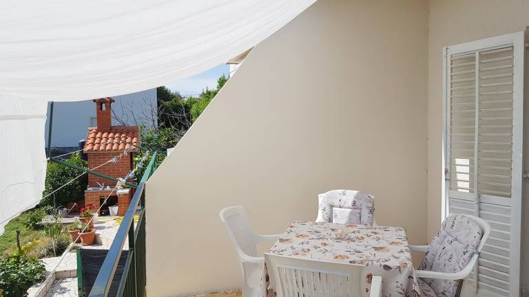 Holiday apartment with barbeque, yard & terrace in Rab