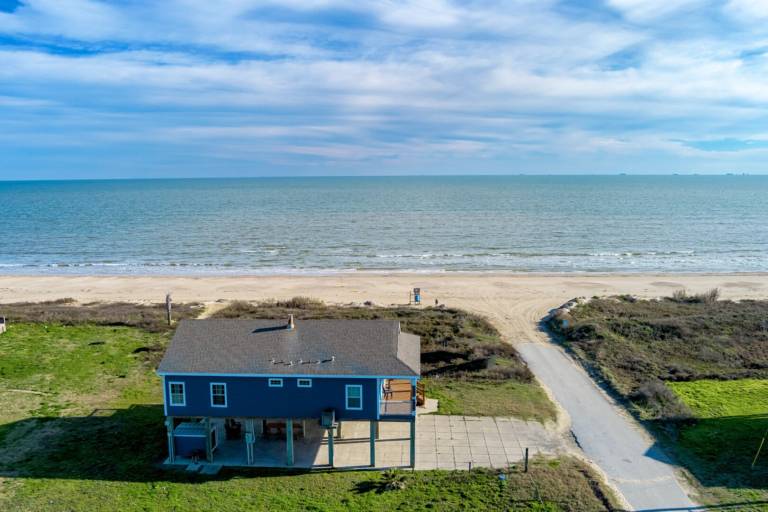 Child-friendly vacation home with patio | Dogs allowed in Bolivar, TX