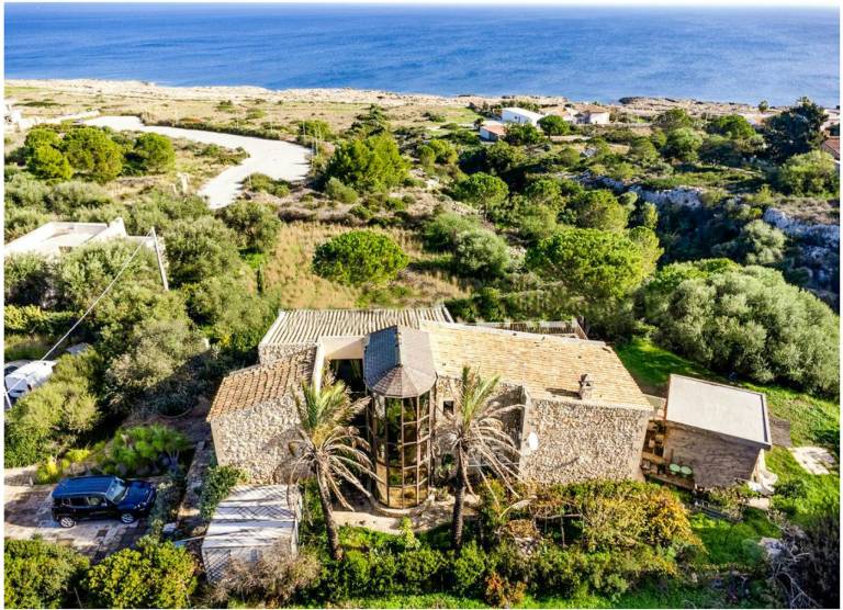 Villa with sea view among pines near Augusta in Syracuse