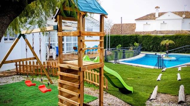 Cottage with pool, patio & barbeque | Lake view — photo 5