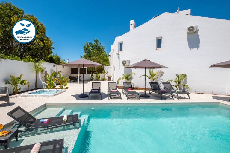 Fully equipped pleasant villa with garden, private pool & jacuzzi | Pet-friendly in Albufeira