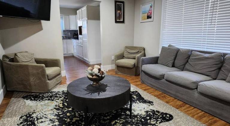 Ample house with hot tub | Pets allowed — photo 3
