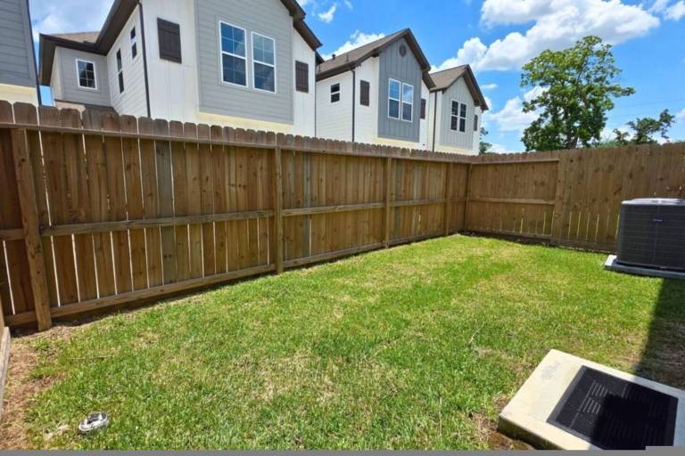 Vacation home with yard — photo 4