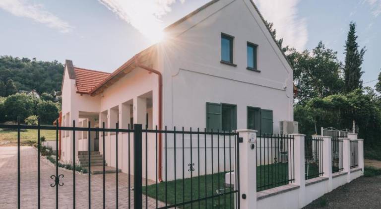Nice holiday apartment with hot tub, sauna & terrace | Perfect for remote work | Dogs allowed in Veszprem