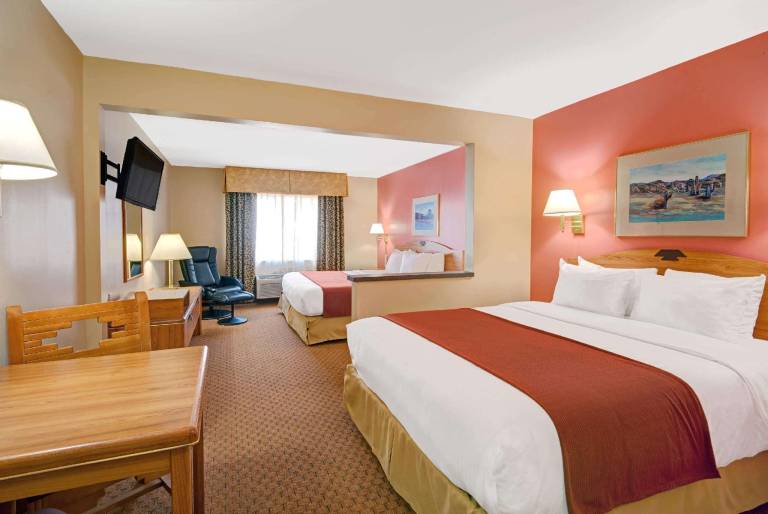 Days Inn & Suites by Wyndham Airport Albuquerque — photo 2