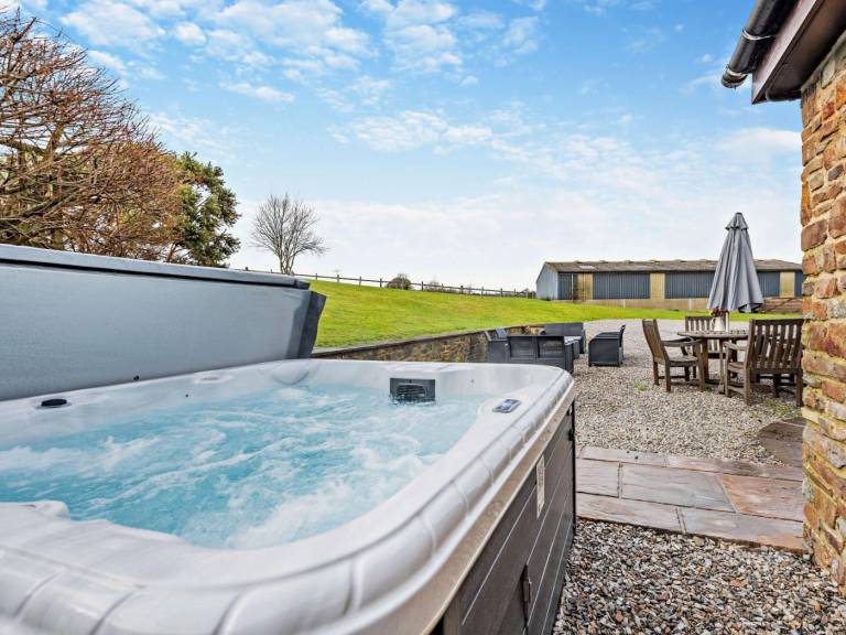 Fully equipped charming cottage with grill, yard & hot tub | Water view | Pet-friendly — photo 3