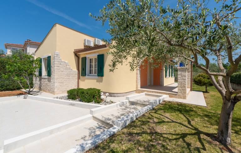 Fully equipped house with patio, garden & private pool | Pets are welcome — photo 3
