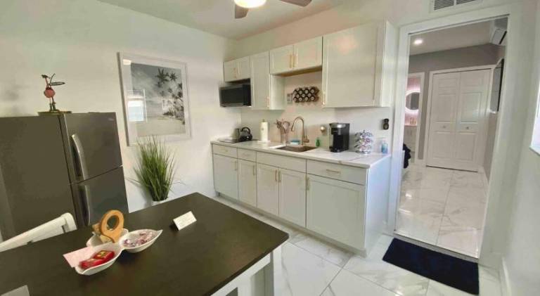 Rental apartment with pool in West Palm Beach, FL