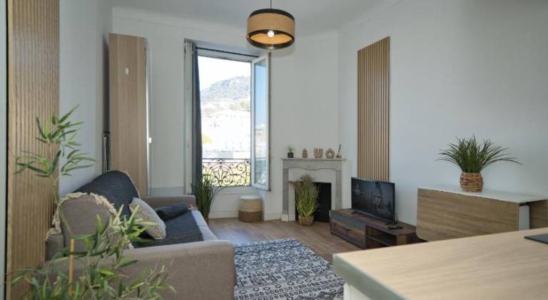 Beautiful rental apartment | Next to Port Lympia | Pets are welcome — photo 2