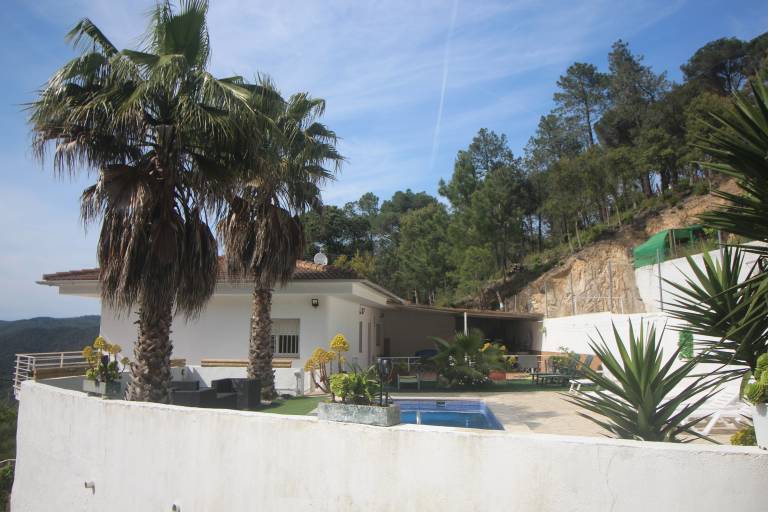 Fully equipped villa with garden, BBQ & private pool | Garden view | Pets allowed — photo 3