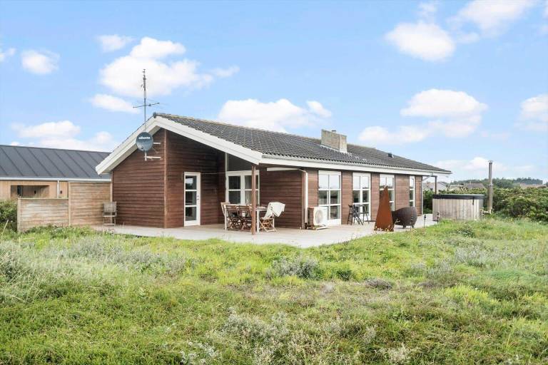 Vacation home with patio, hot tub & barbecue in Harboore