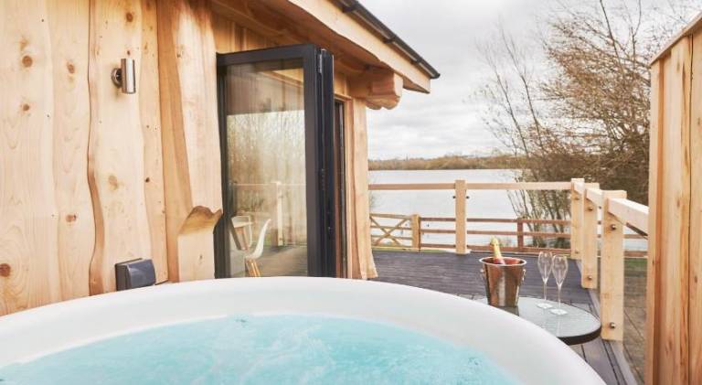 Lodge with patio, hot tub & garden in Northampton