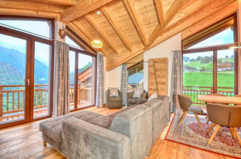 Beautiful Austrian style Chalet at the ski slope — photo 3